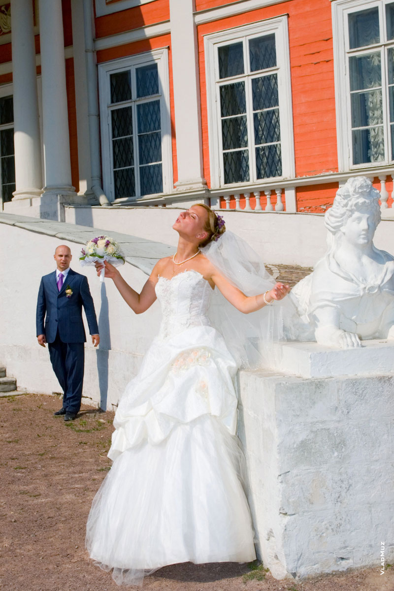 Почти театральный фото этюд с женихом и невестой у парадного входа во дворец усадьбы Кусково