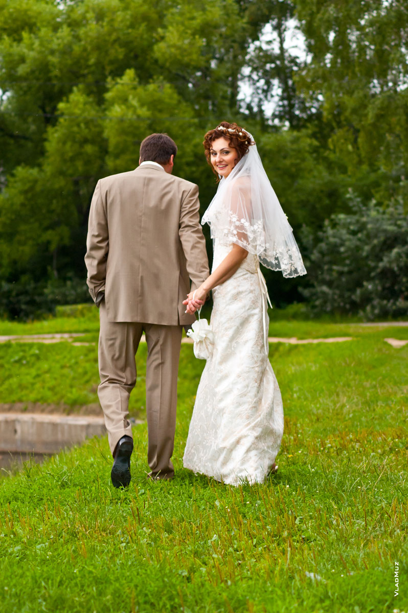 Фото штамп во время свадебной прогулки по усадьбе Кусково — невеста обернулась