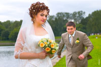 Прикольный свадебный фото этюд № 2: жених стремительно бежит к невесте