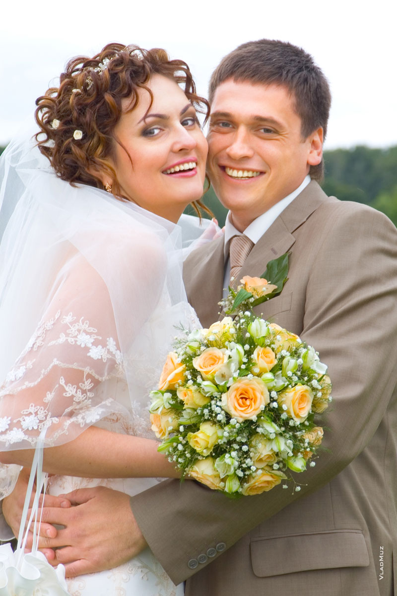 Свадебный фотопортрет: жених и невеста смеются