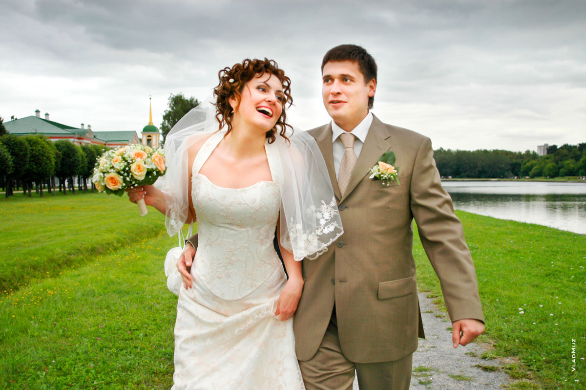 Фото свадебной прогулки по усадьбе Кусково, жених с невестой гуляют и смеются
