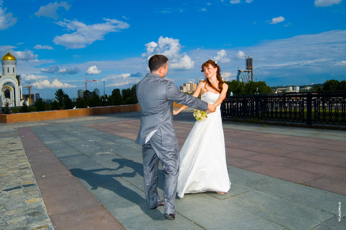 Свадебный танец жениха и невесты на Поклонной горе в Москве