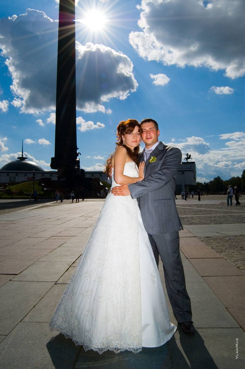 Свадебный фотопортрет жениха и невесты в контровом солнечном свете