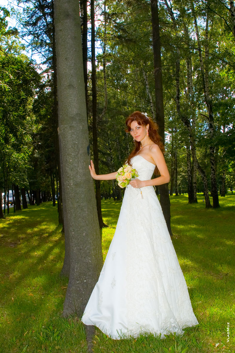 Фотография невесты в полный рост в парке на Поклонной горе в Москве