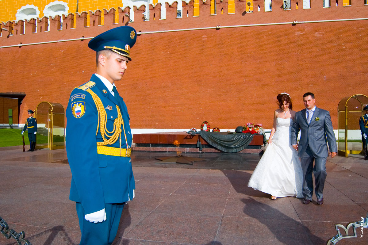 Фото жениха и невесты у Могилы Неизвестного солдата в Москве