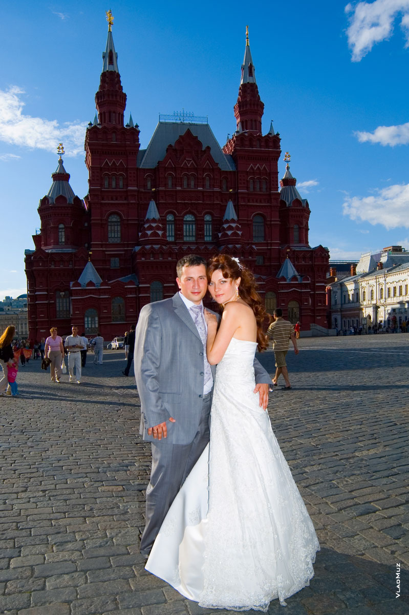 Фото жениха и невесты на фоне Государственного исторического музея на Красной площади в Москве