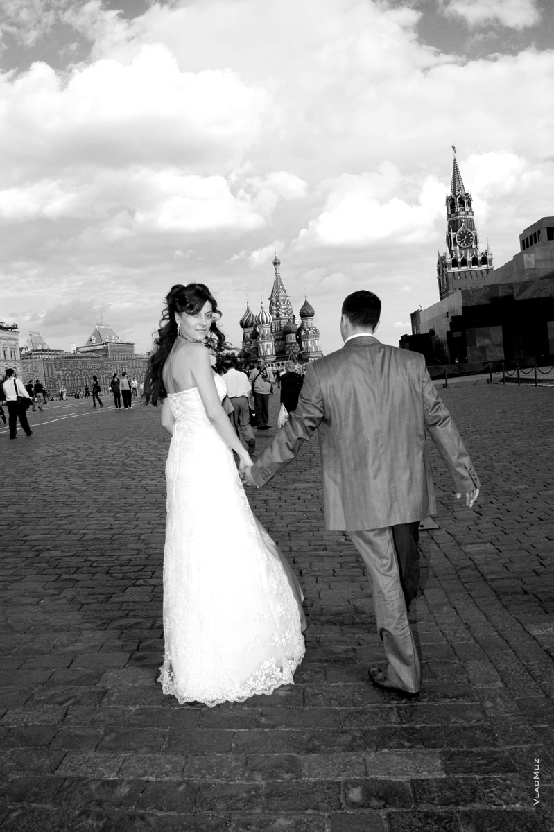 Свадебная прогулка по Красной площади в Москве, свадебный фото штамп: невеста обернулась