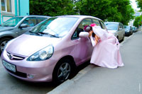 По цветовому соответствию можно предположить, что это автомобиль невесты