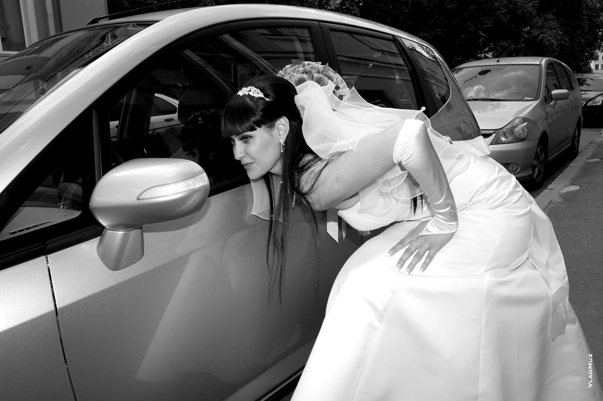 Фото невесты перед зеркалом заднего вида автомобиля