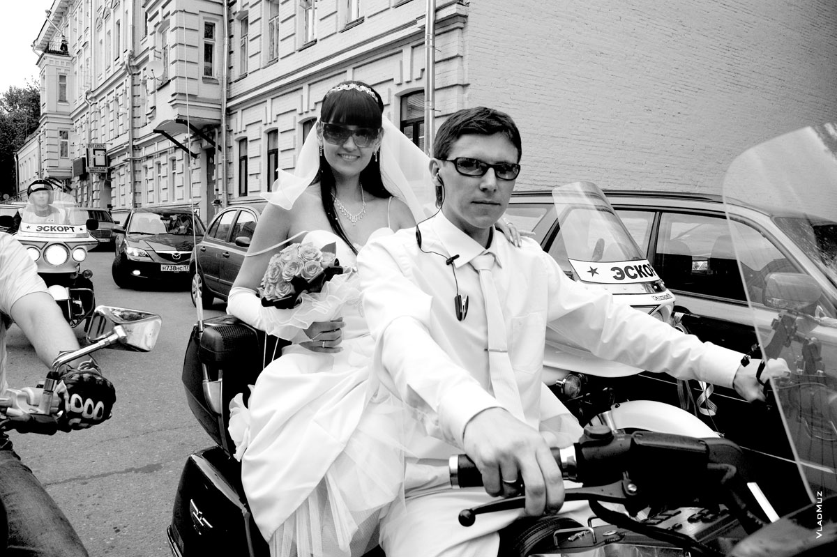 Фото свадебной прогулки на мотоциклах по Москве: за рулем мотоцикла — жених, сзади — невеста