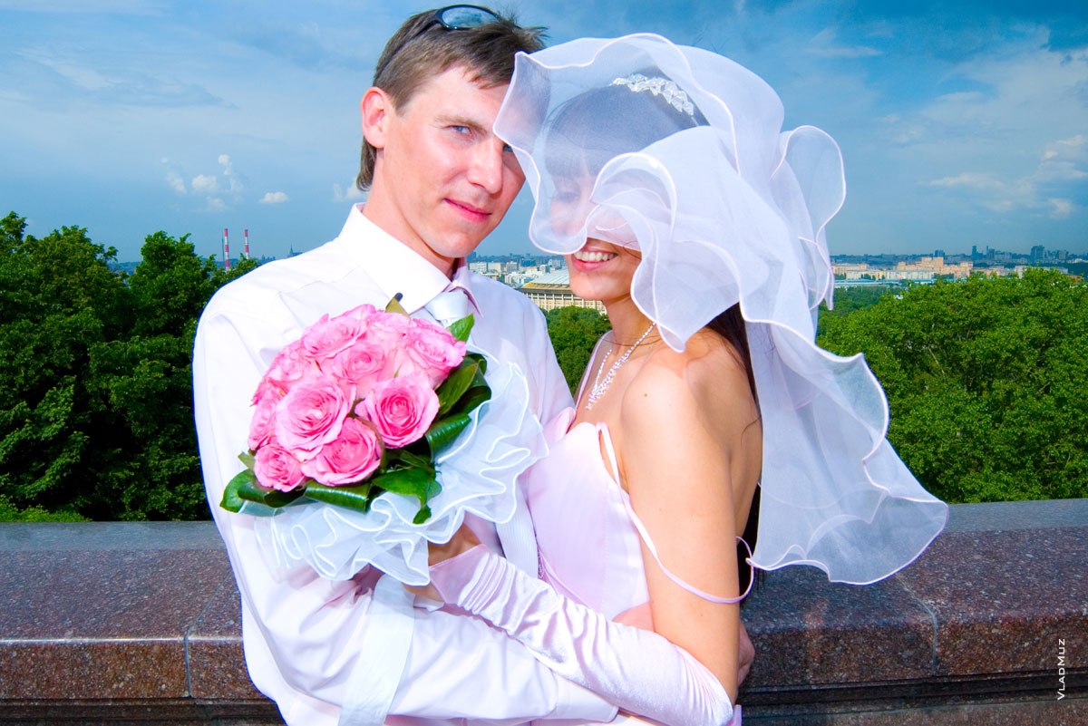 Красивый свадебный фотопортрет молодоженов на Воробьевых горах в Москве