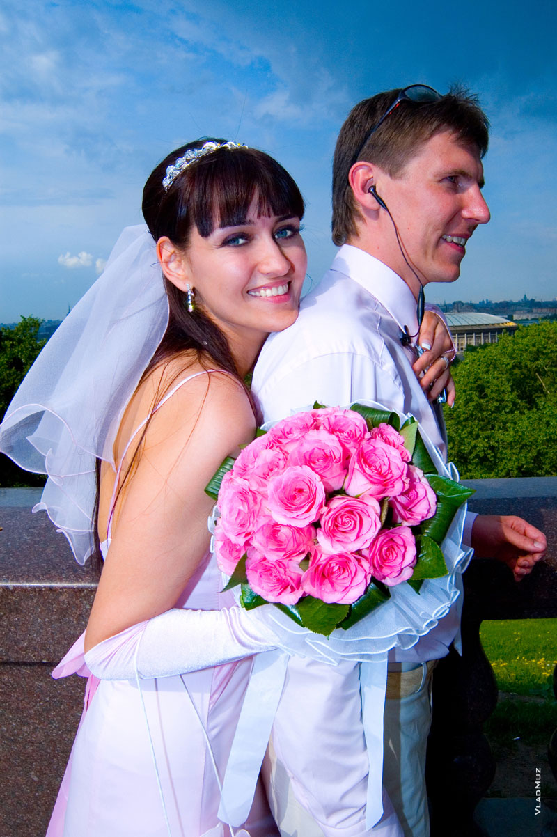 Фотопортрет невесты с букетом и женихом