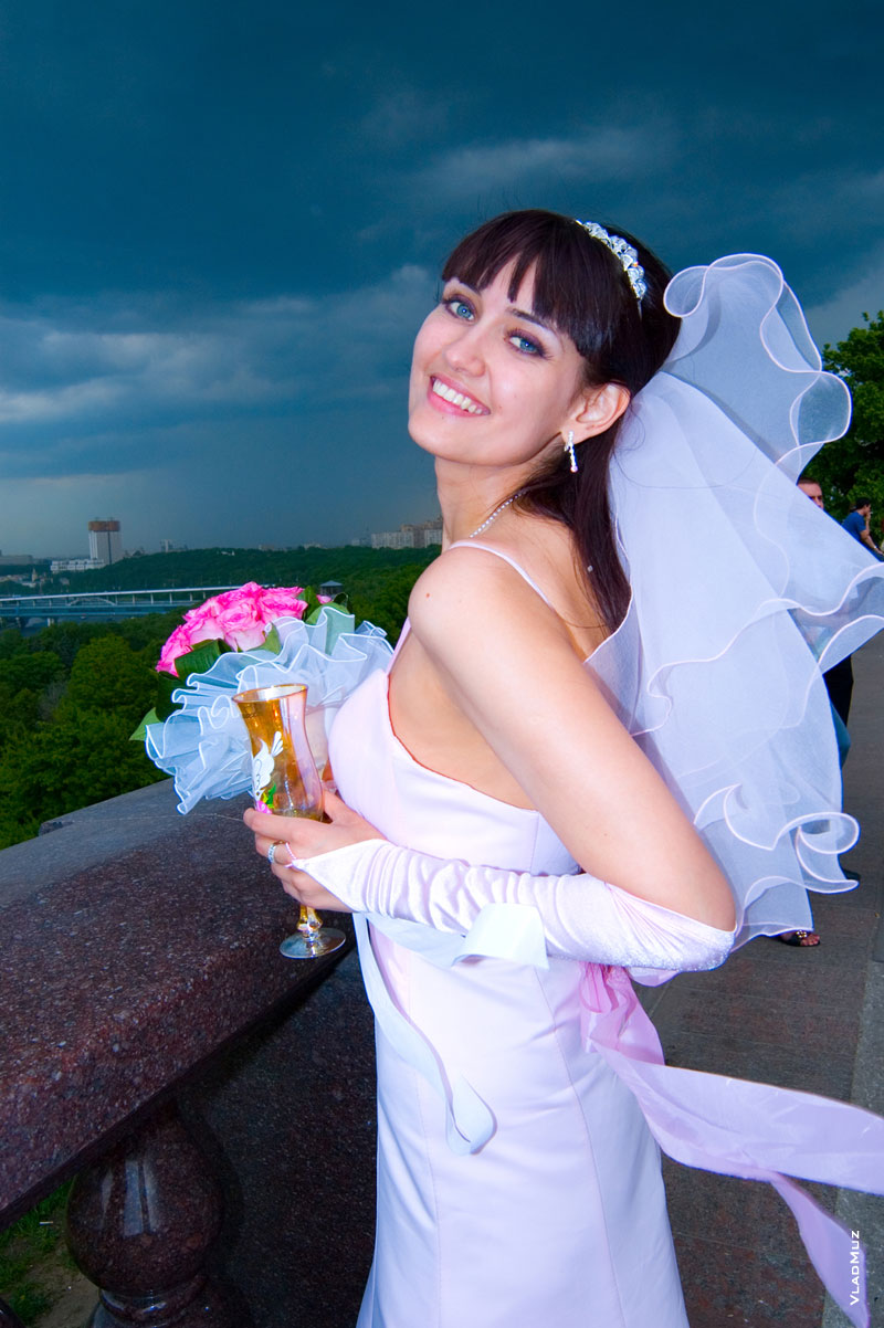 Фото невесты в белом на фоне грозового неба