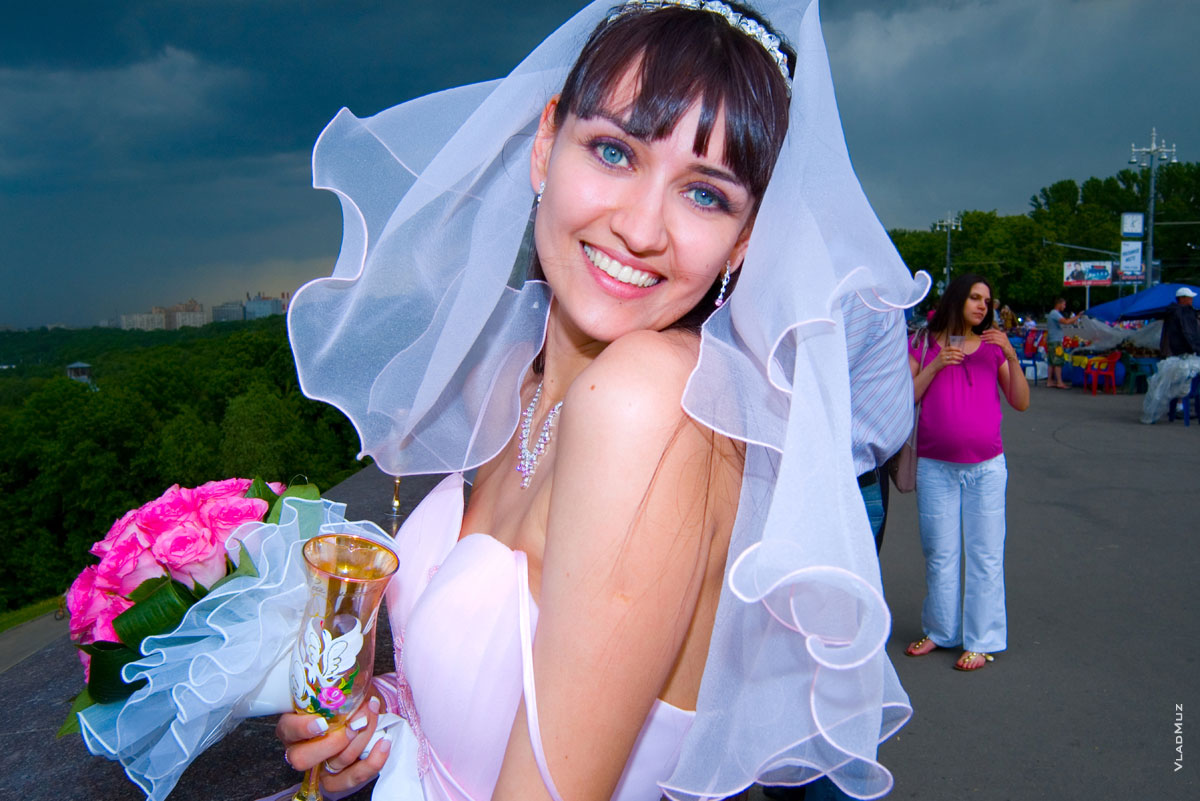Фотопортрет улыбающейся невесты, красивой и счастливой