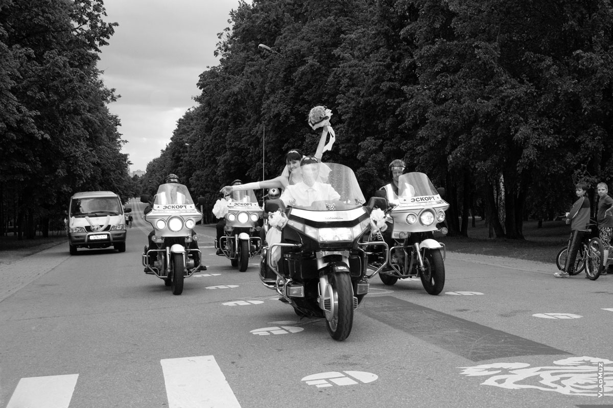 Фото свадебной прогулки на мотоциклах по Москве с мото эскортом
