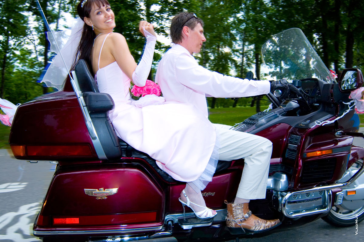 Фото жениха и невесты на свадебном мотоцикле Honda Gold Wing