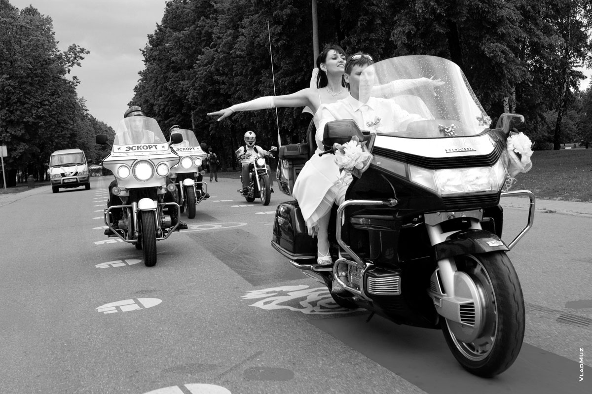 Фото свадебной прогулки на мотоциклах по Москве с мотоэскортом