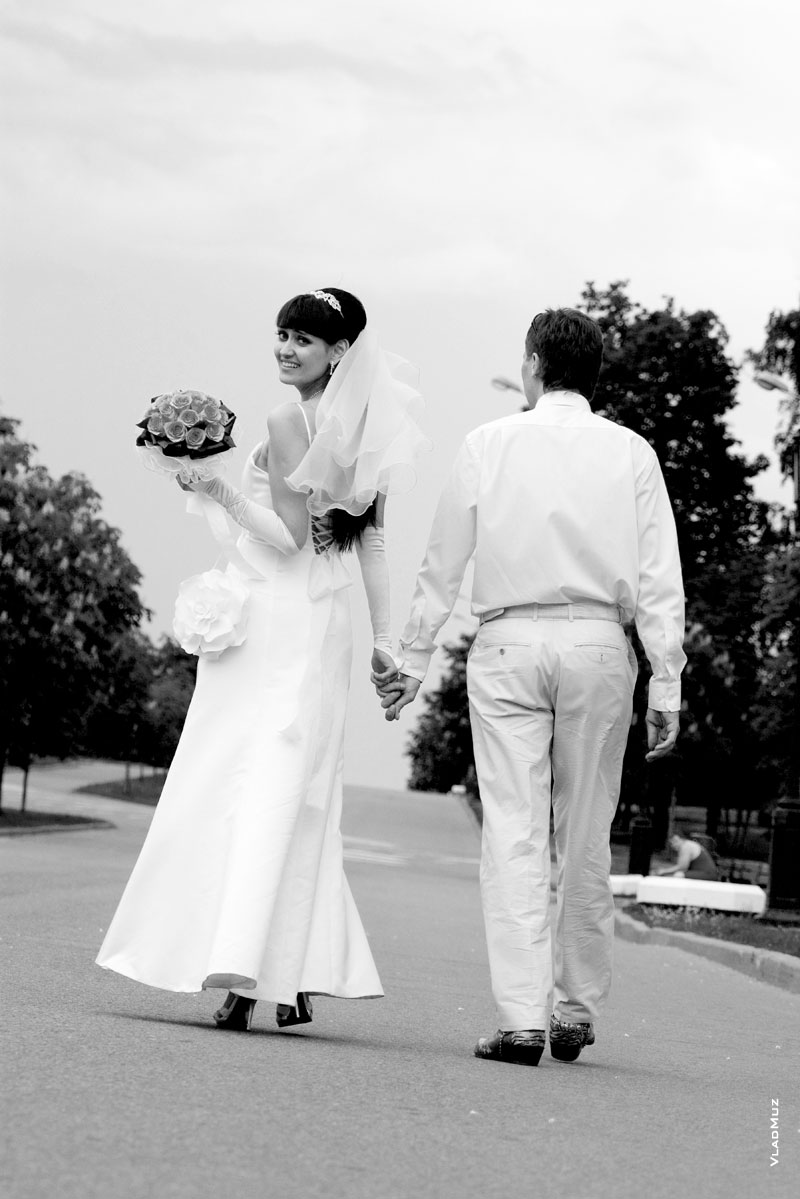 Фото свадебный штамп во время свадебной прогулки — невеста обернулась