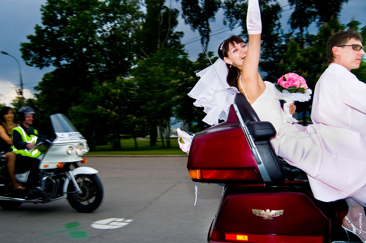 Фотография невесты на мотоцикле в восторге во время прогулки по Москве
