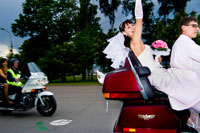 Фотография невесты на мотоцикле в восторге