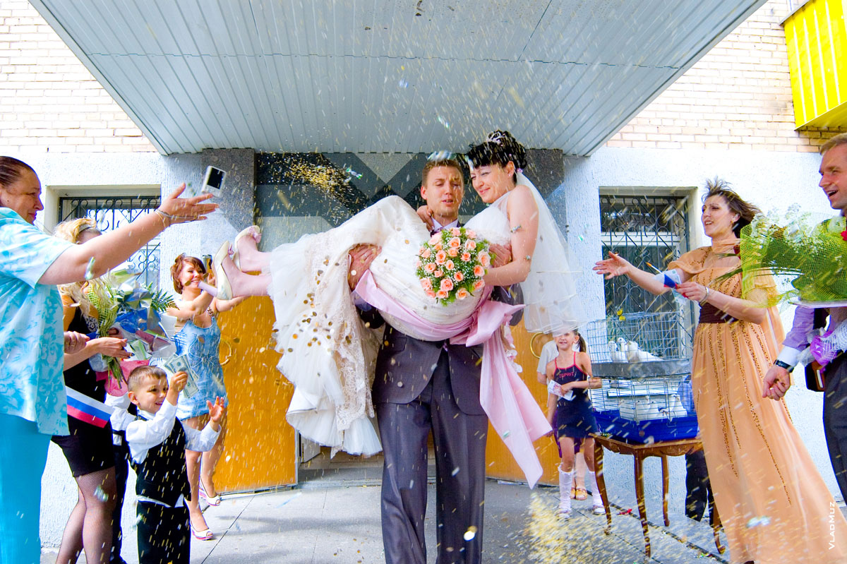 Фото жениха с невестой на руках перед ЗАГСом на ул. Летной в Мытищах