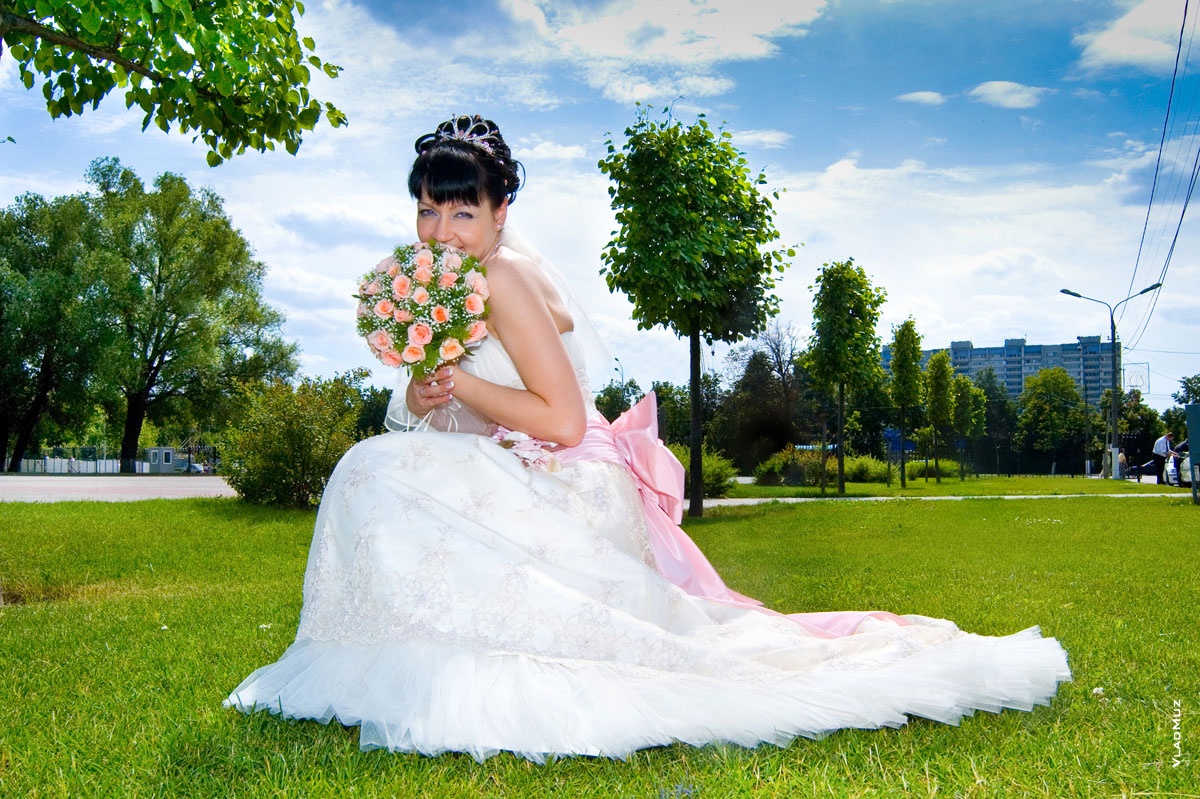 Фотопортрет невесты на лужайке перед Мытищинским дворцом культуры «Яуза»
