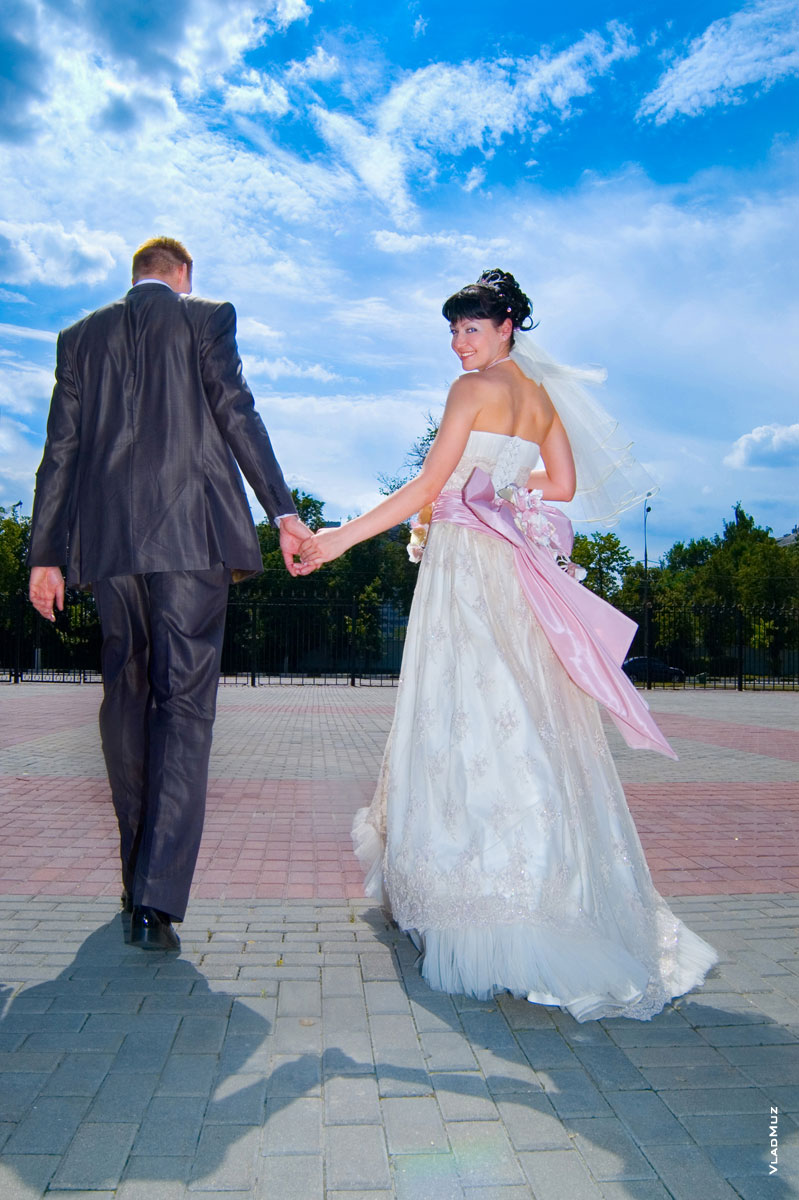Свадебный фото штамп на площади перед Дворцом культуры «Яуза» в Мытищах: невеста оборачивается