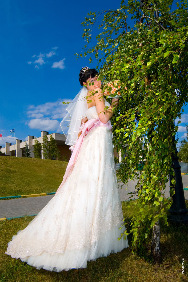 Красивое фото невесты у березы на набережной Яузы в Мытищах