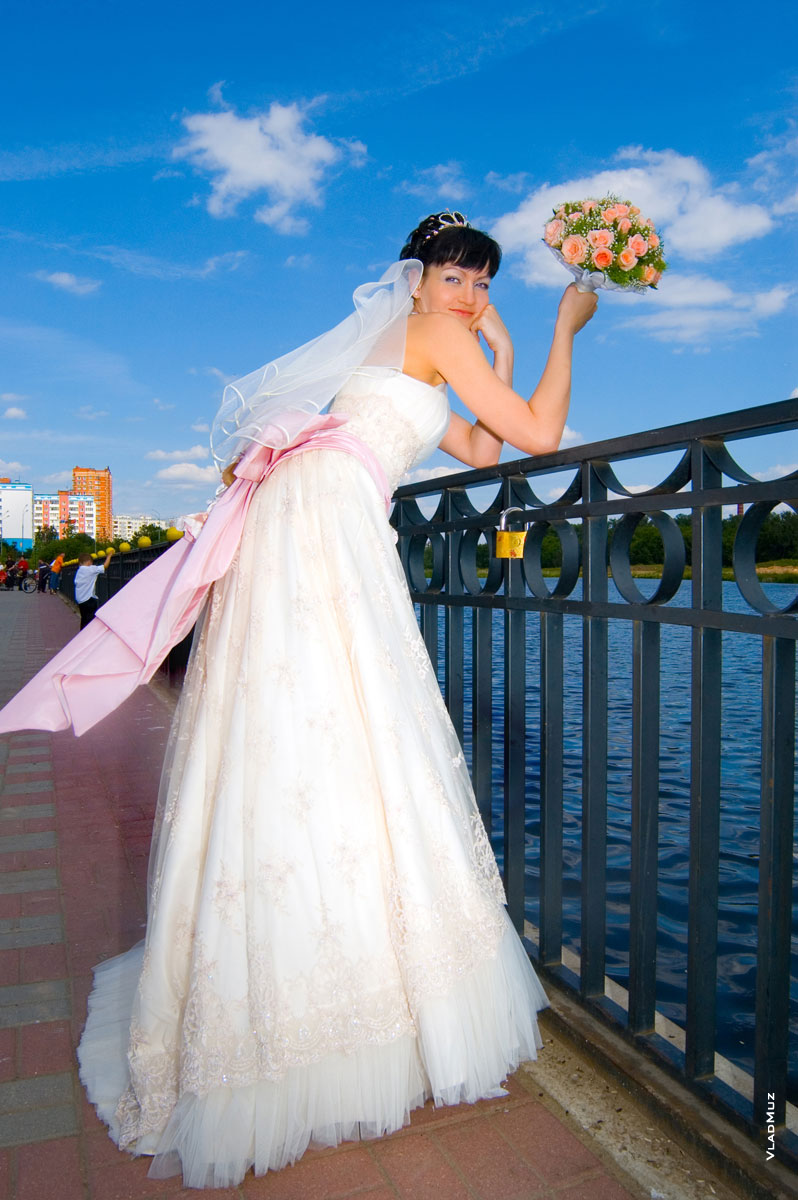 Летнее фото невесты в полный рост на набережной Яузы в Мытищах