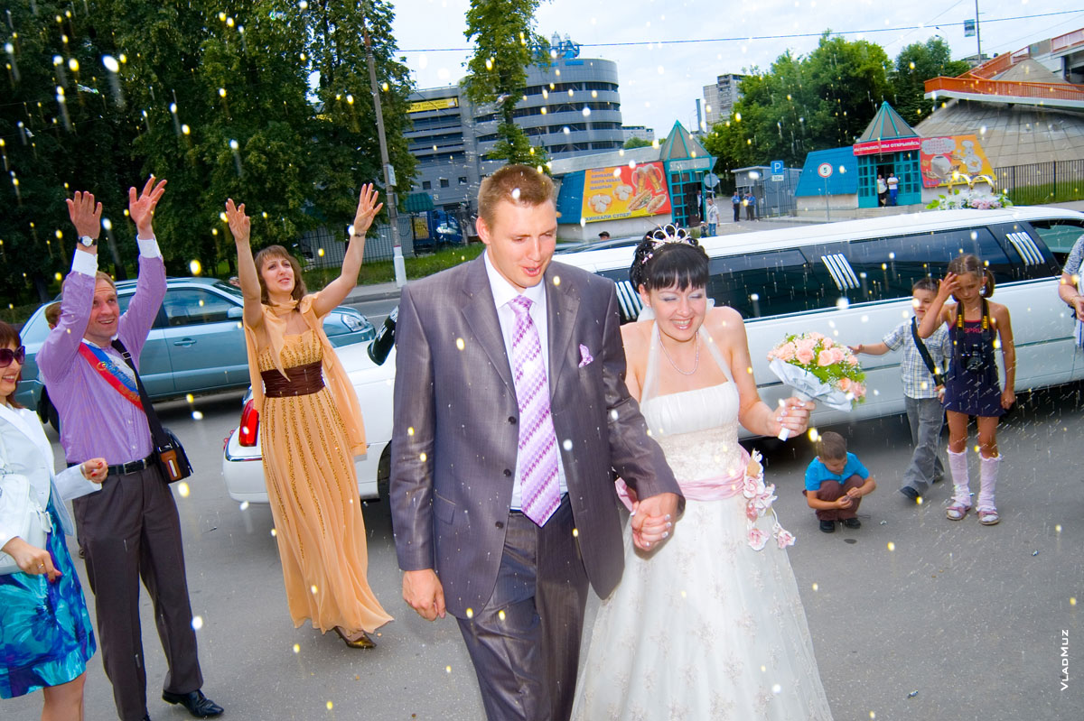 Фото жениха с невестой перед входом в свадебный ресторан в Мытищах