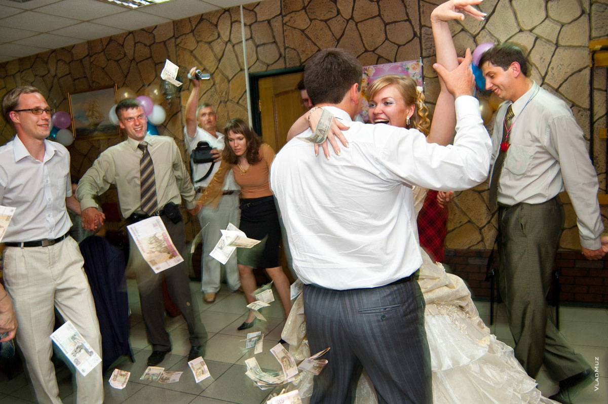 Редкая и интересная свадебная фотография танца молодоженов: свадьба, танец и летят деньги