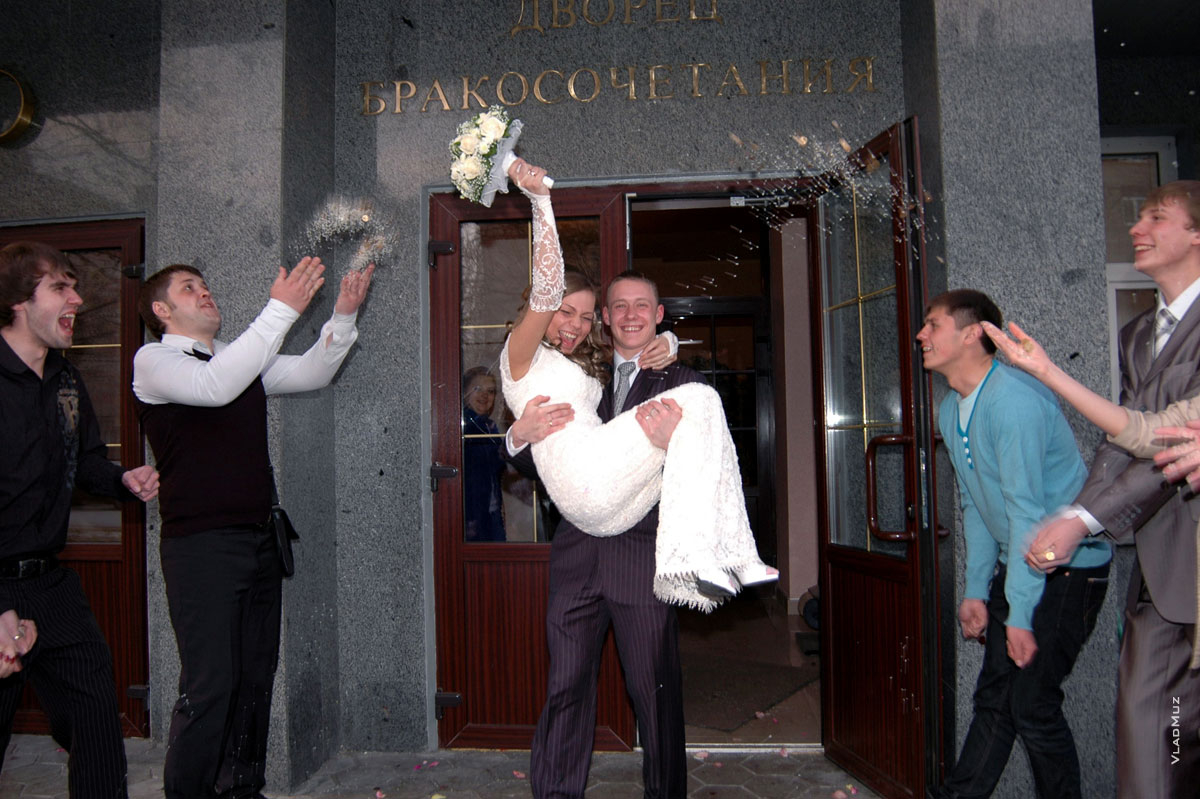 Фото торжественного выхода жениха с невестой из ЗАГСа в Москве