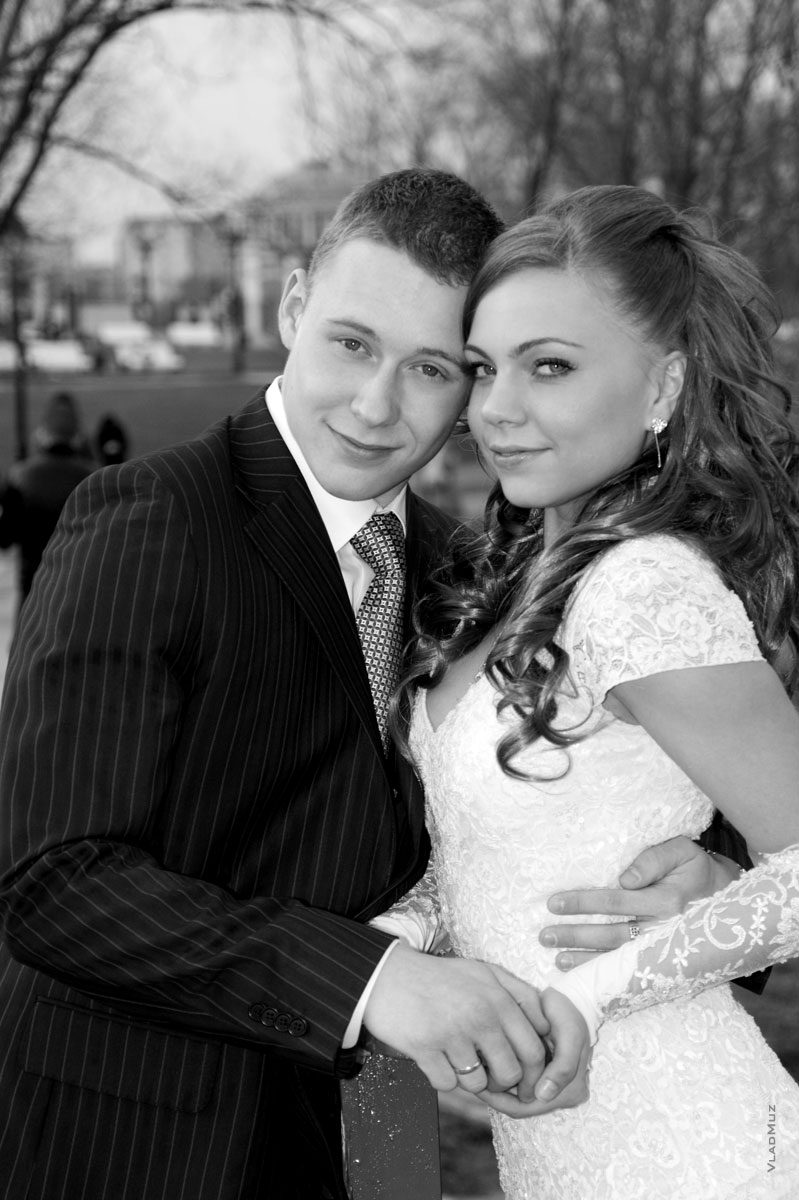 Черно-белый свадебный фотопортрет жениха и невесты