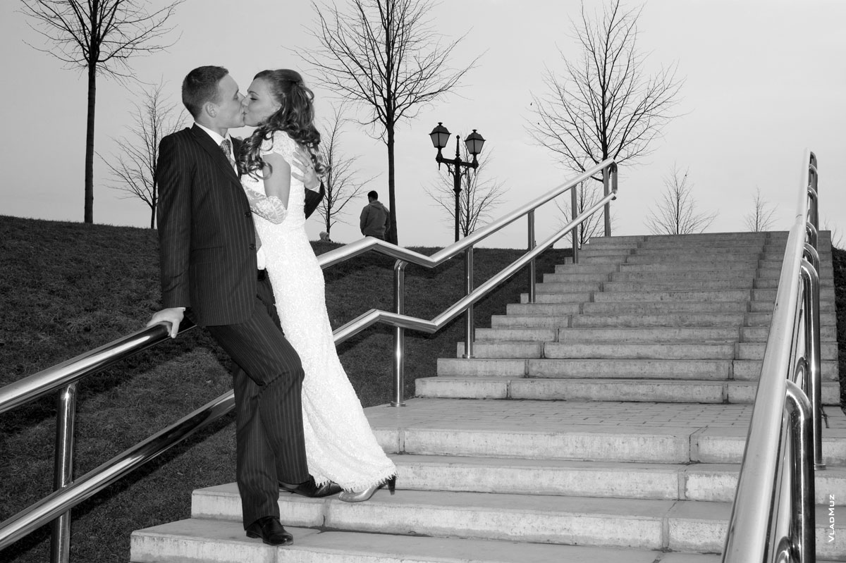 Фото свадебного поцелуя жениха с невестой на лестнице в Царицыно в Москве