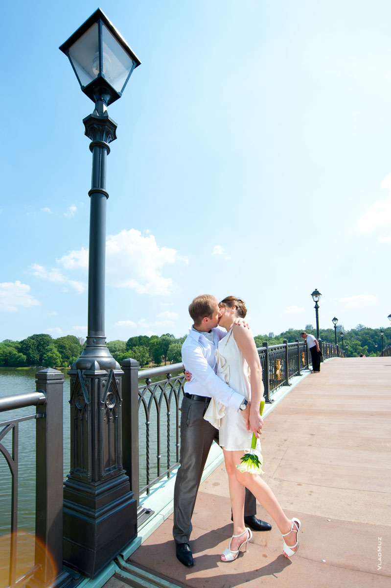 Фото свадебного поцелуя на мосту музея-заповедника Царицыно в Москве