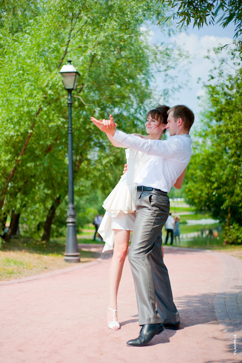 Фото №2 свадебного танца в парке музея-заповедника Царицыно в Москве