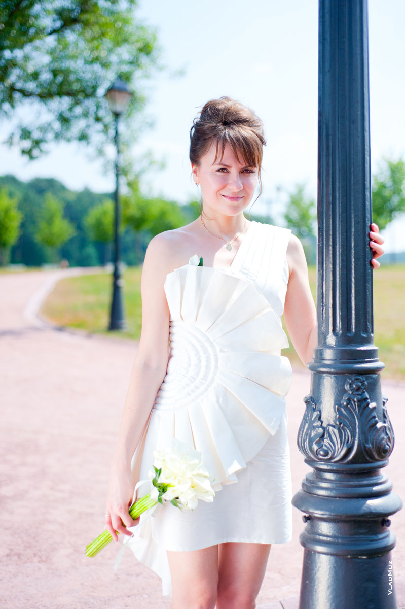 Фото невесты с букетом у фонаря в Царицыно в Москве