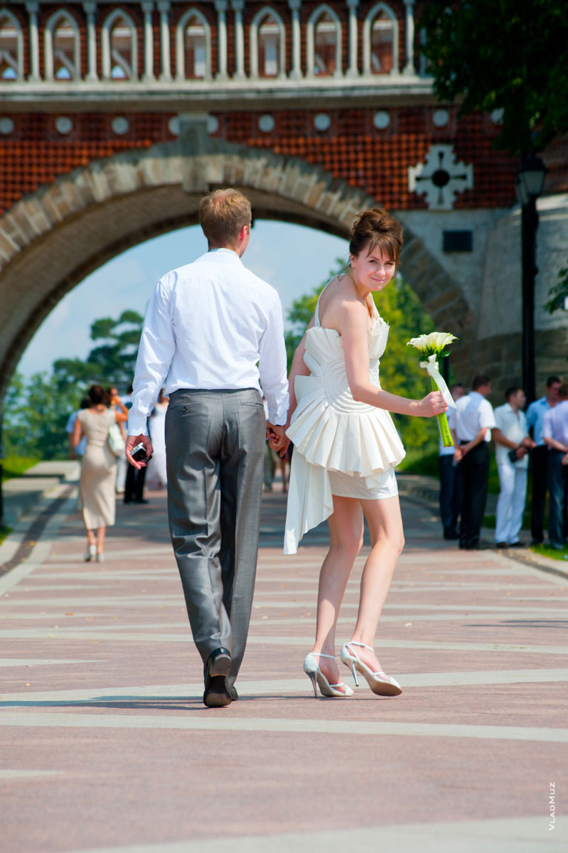 Интересный момент свадебной прогулки в Царицыно, невеста обернулась