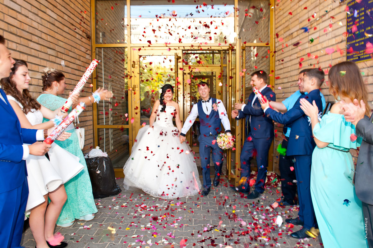 Фото свадебной пары перед ЗАГСом г. Королёва: дождь из лепестков роз, монет и конфет