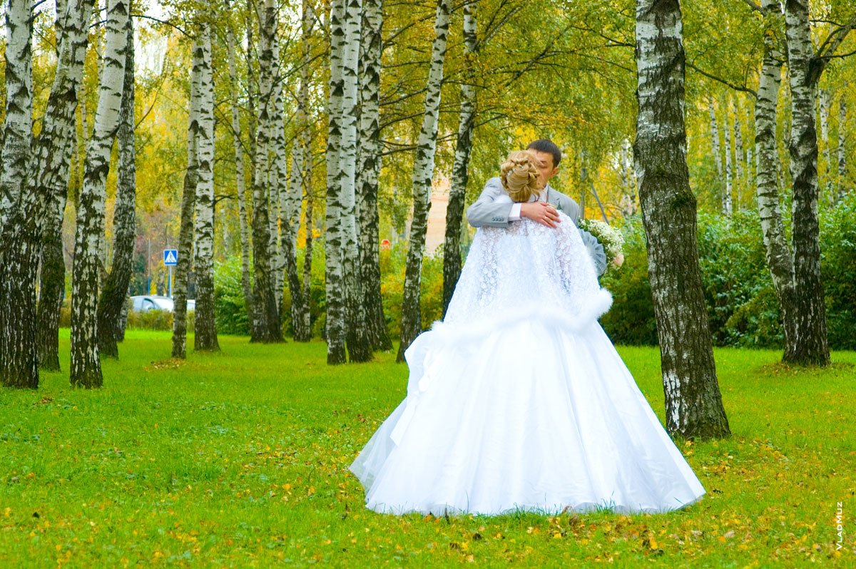 Осенняя свадьба в Королёве: фото поцелуя молодоженов в березовой роще у часовни князя Александра Невского