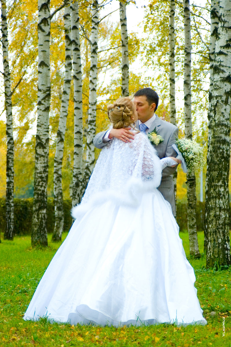 Фото свадебного поцелуя новобрачных в березовой роще в Королёве у часовни князя Александра Невского