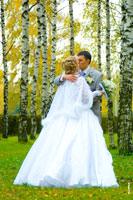 Фото свадебного поцелуя новобрачных в березовой роще у часовни князя Александра Невского
