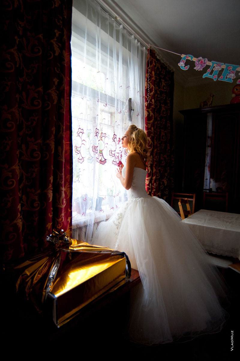 Фото невесты утром у окна в ожидании жениха