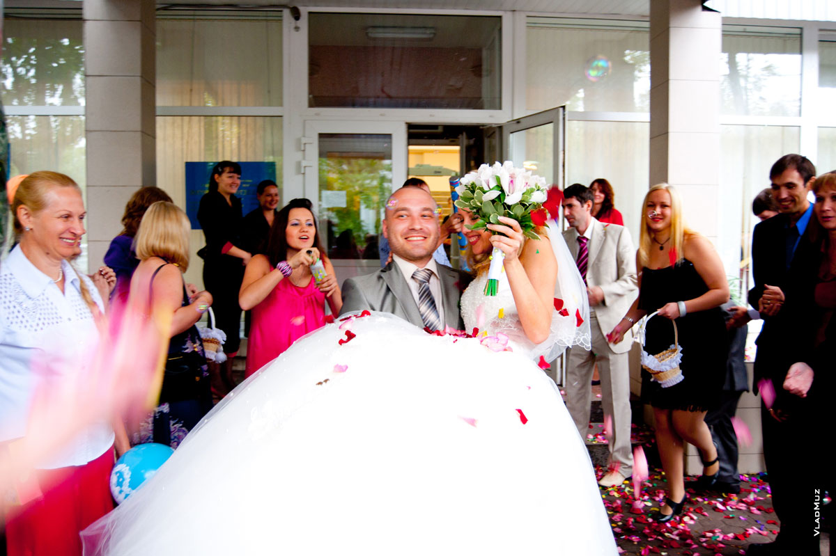 Фото торжественного выноса невесты из ЗАГСа в Москве