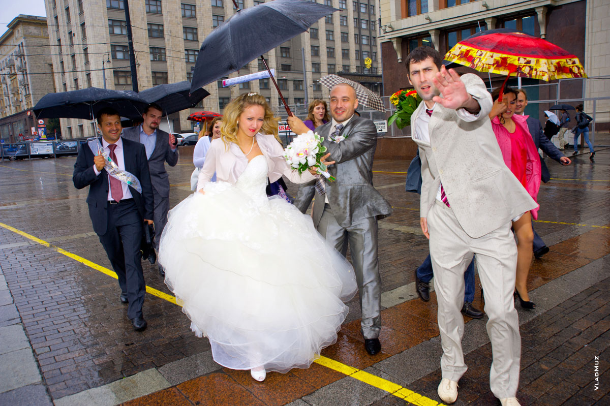 Фото свадьбы в дождь в Москве +12°С