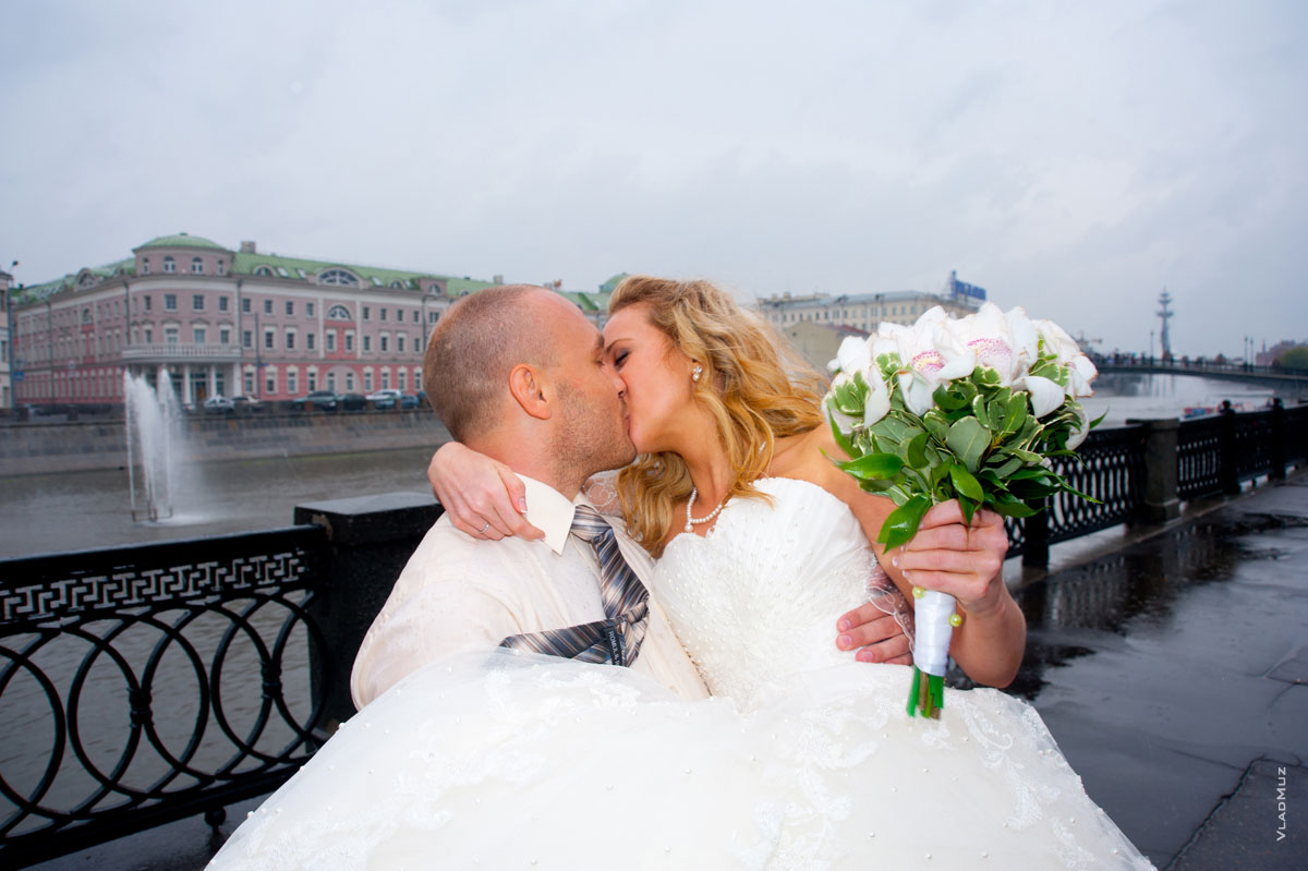 Фото крепкого свадебного поцелуя молодоженов