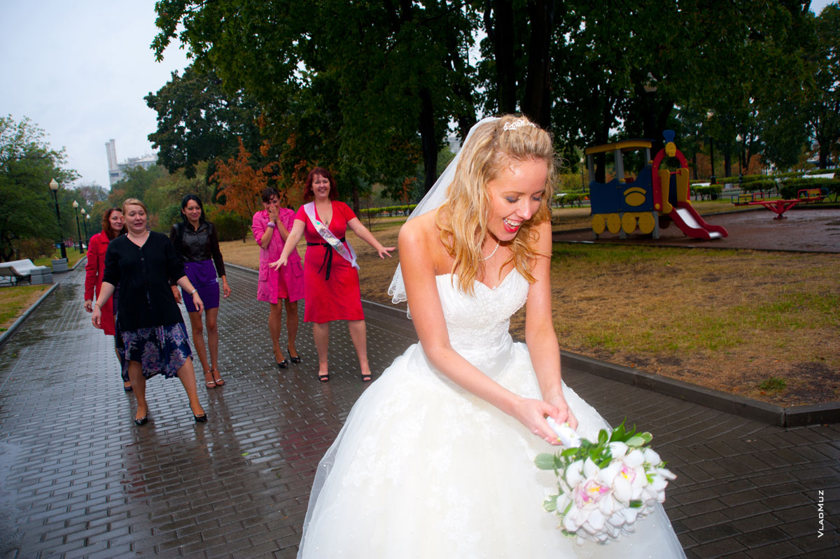 Веселое фото невесты с букетом и ее подруг перед броском букета в дождь, в Москве +12°С