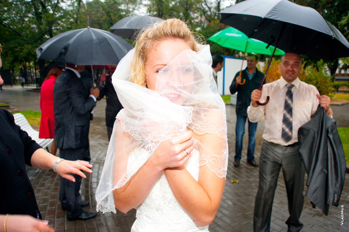 Экстремальная фотография замерзшей невесты в свадебной фате в дождь, в Москве +12°С