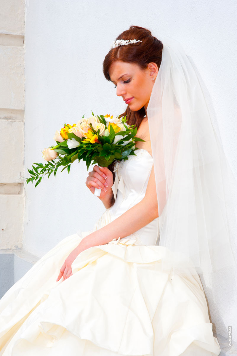 Фото невесты у стены в белом платье на белом фоне