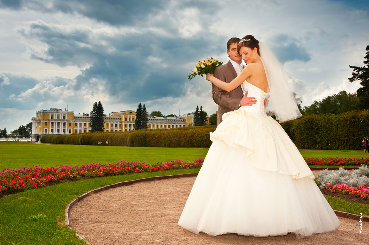 Фото свадебной пары в Архангельском на фоне просторов Большого партера и корпусов санатория